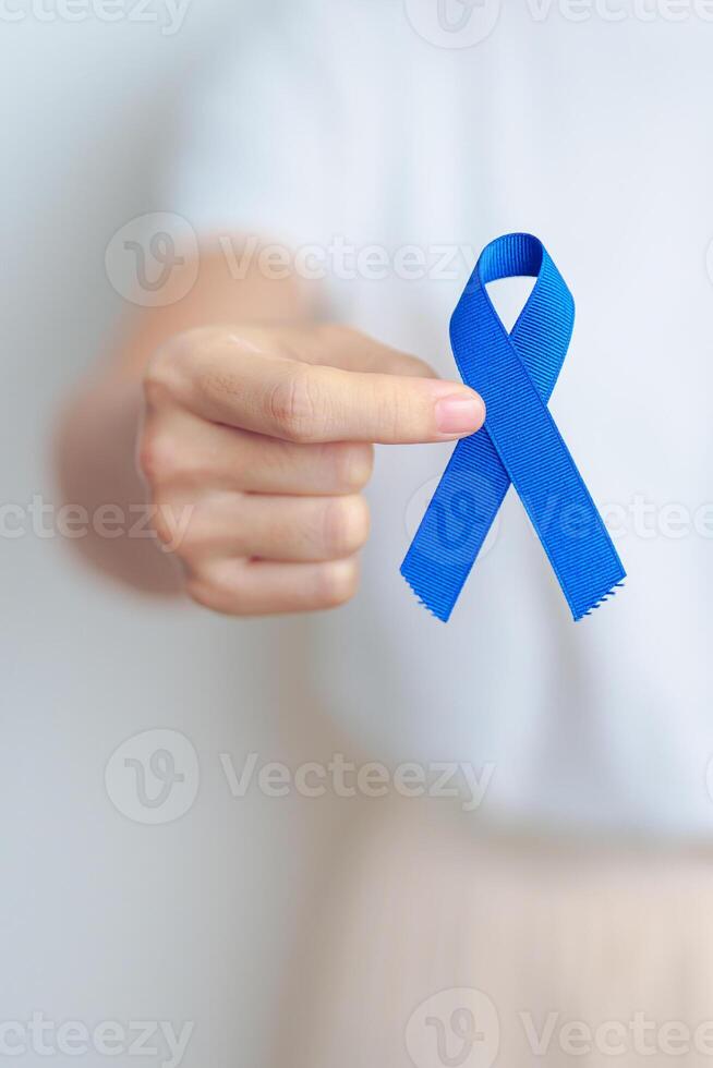Mars kolorektal cancer medvetenhet månad, läkare med mörk blå band för stödjande människor levande och sjukdom. sjukvård, hoppas och värld cancer dag begrepp foto