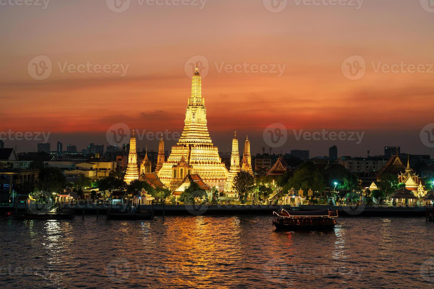 wat en springtur tempel i solnedgång, tempel av gryning nära chao phraya flod. landmärke och populär för turist attraktion och resa destination i Bangkok, thailand och sydöst Asien begrepp foto