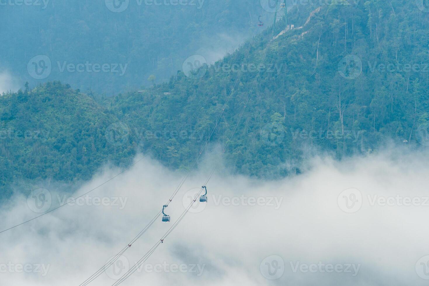 kabel- bil bärande passagerare till fansipan 3,143 m berg de högsta bergen topp i vietnam. detta är de världens längst elektrisk kabel- bil. foto