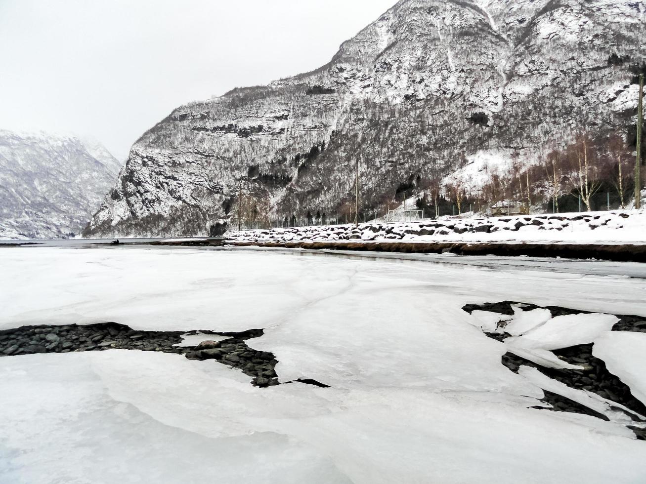 vinterlandskap frusen flodsjöfjord, isbankar, norge. foto