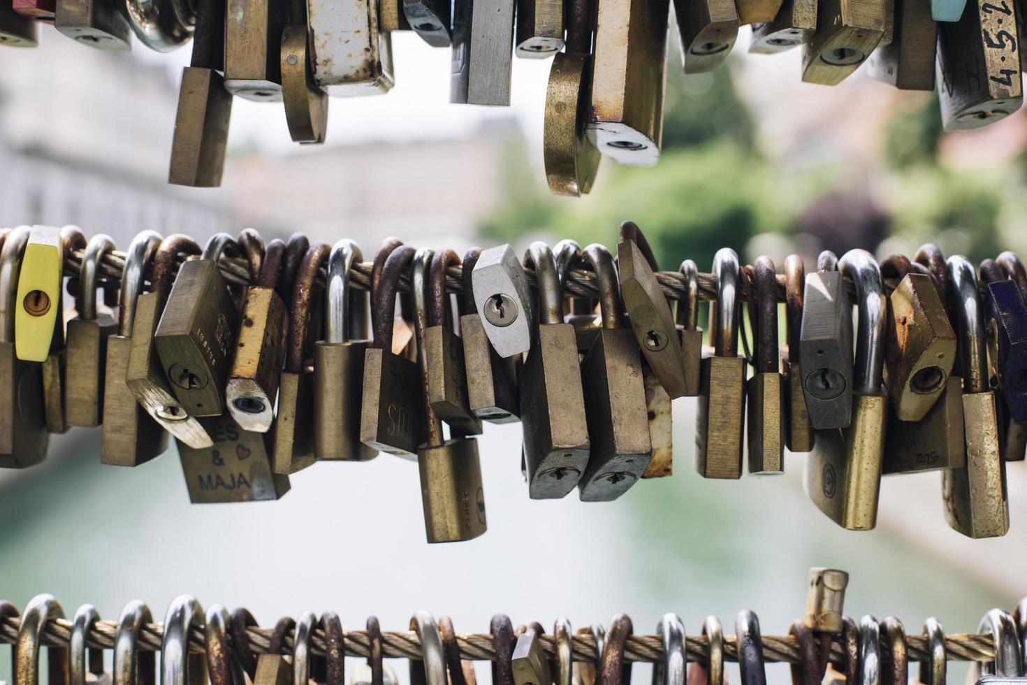 ljubljana, Slovenien, 30 juni 2018 - hänglås på slaktarbron i Ljubljana, Slovenien. hänglås som symboliserar förklaringar om evig kärlek. foto