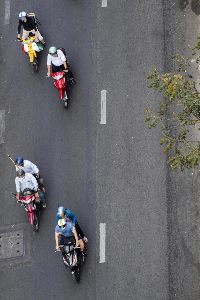 Ho Chi Minh, Vietnam, 22 februari 2017 - Oidentifierade personer på gatan Ho Chi Minh, Vietnam. ho chi minh är den största staden i Vietnam. foto