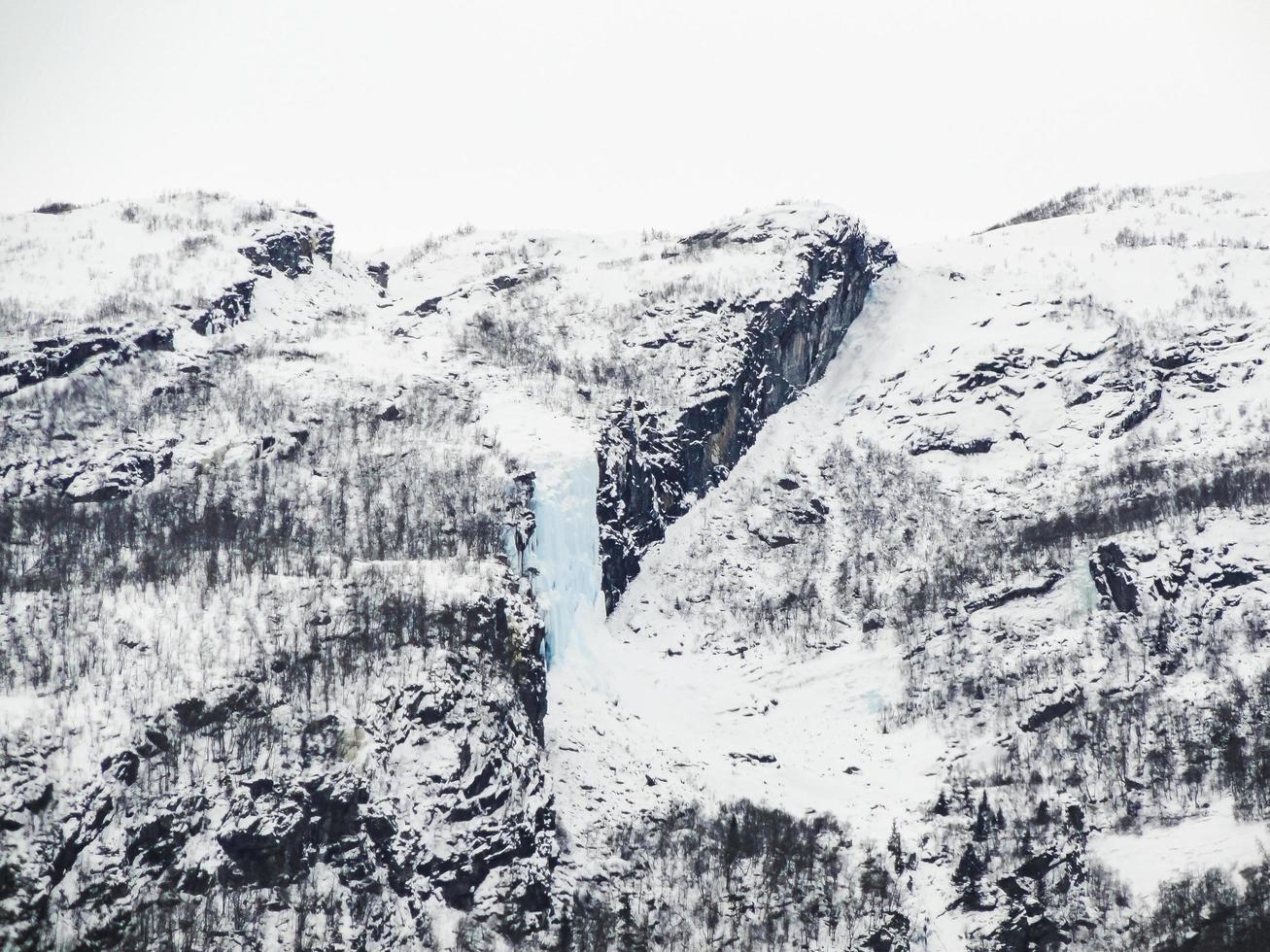 fruset vattenfall och istappar, vackert landskap i norge. foto