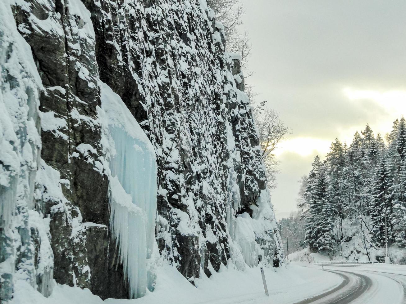 fruset vattenfall och istappar, vackert landskap i norge. foto