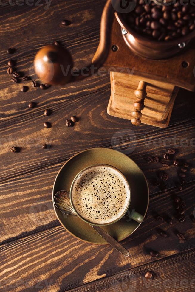 grön kopp kaffe med kaffekvarn foto