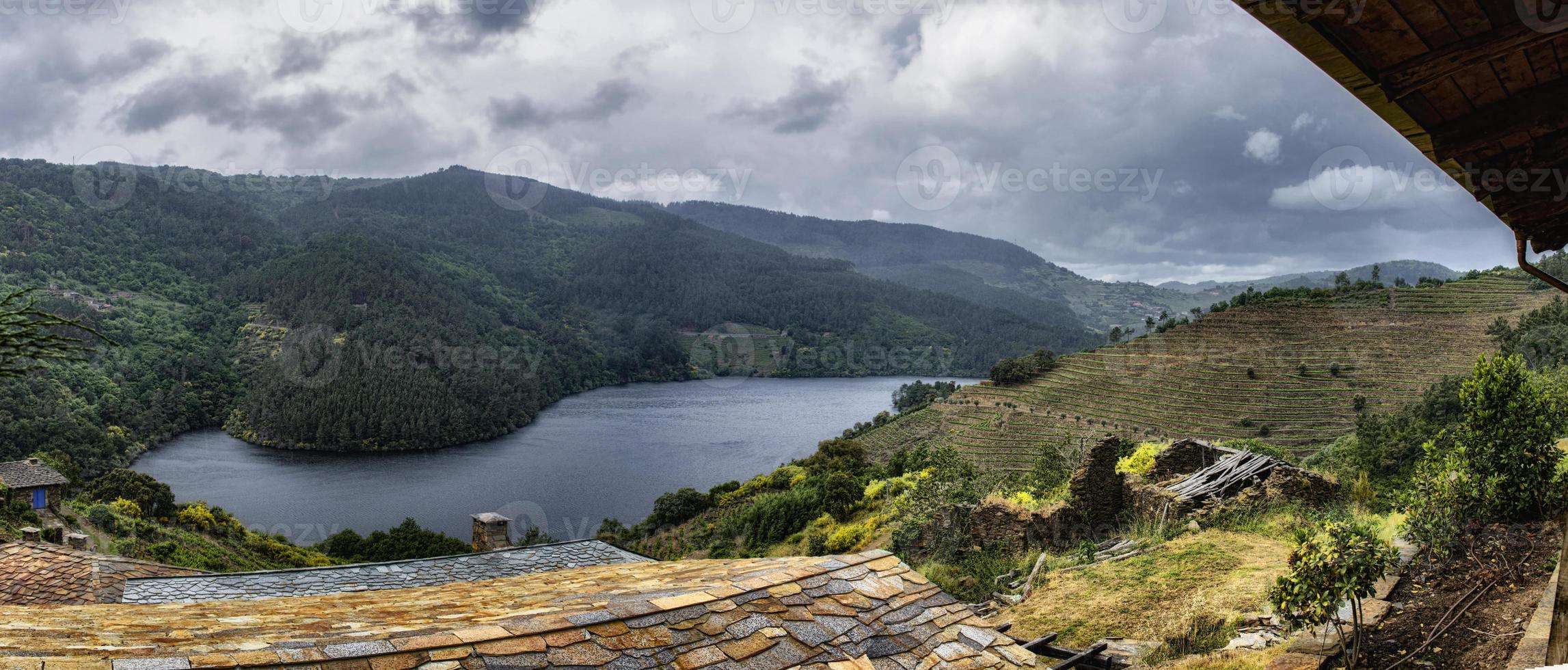 landskap av terrasserade vingårdar vid floden minho i ribeira sacra, galicien, spanien foto