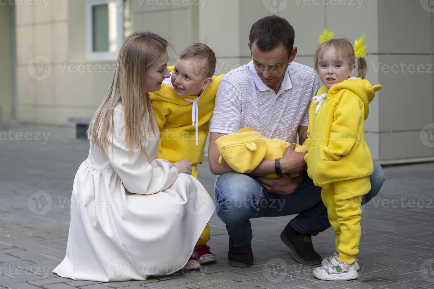 mamma och pappa visa de barn en nyfödd bebis. en bebis har dök upp i de familj. möte din nyfödd bror eller syster. foto