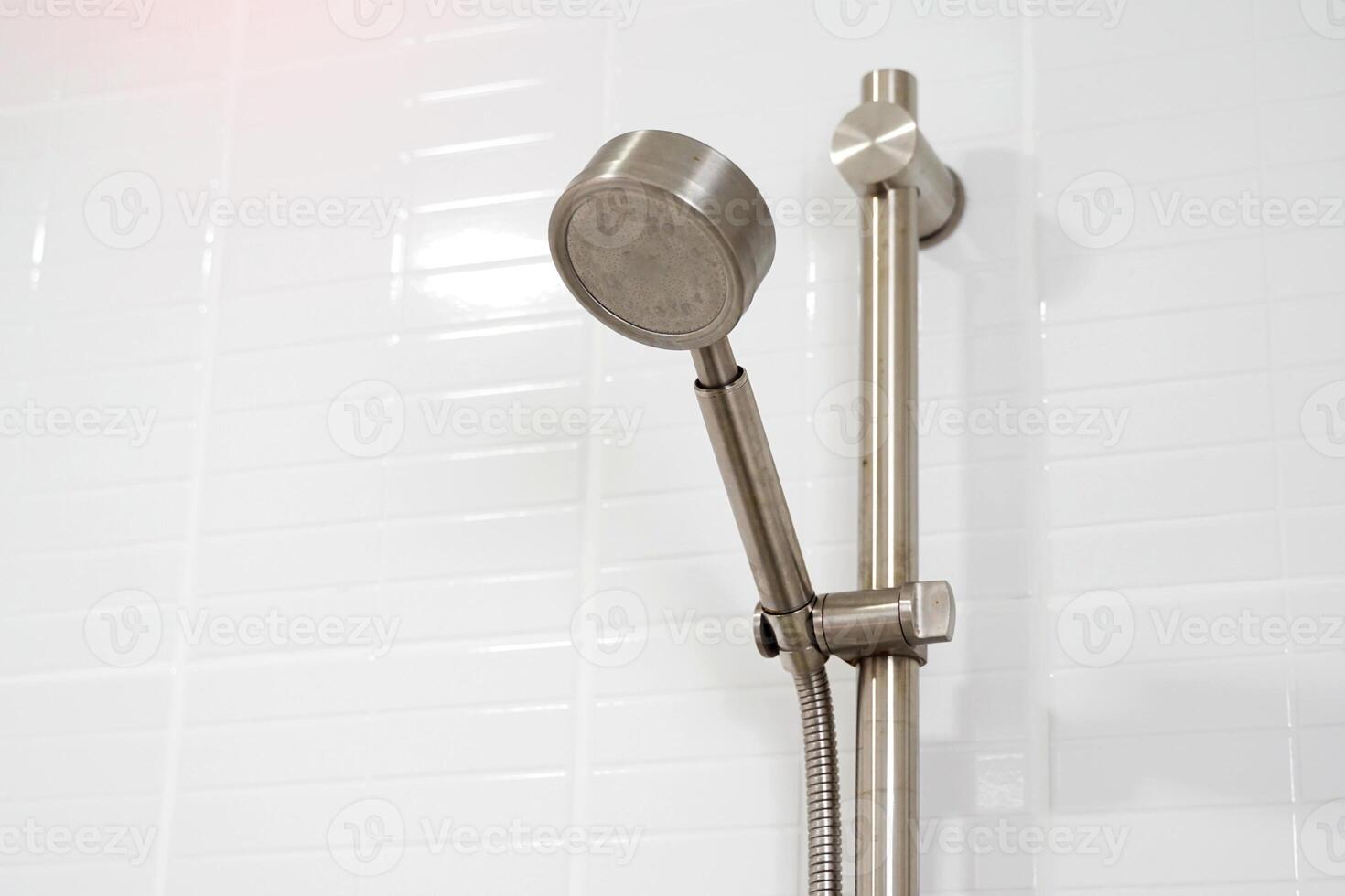 hand dusch är en enhet för framställning duschande Mer bekväm. detta dusch är lätt till Installera och kan vara tog bort från de stå för oberoende använda sig av. foto