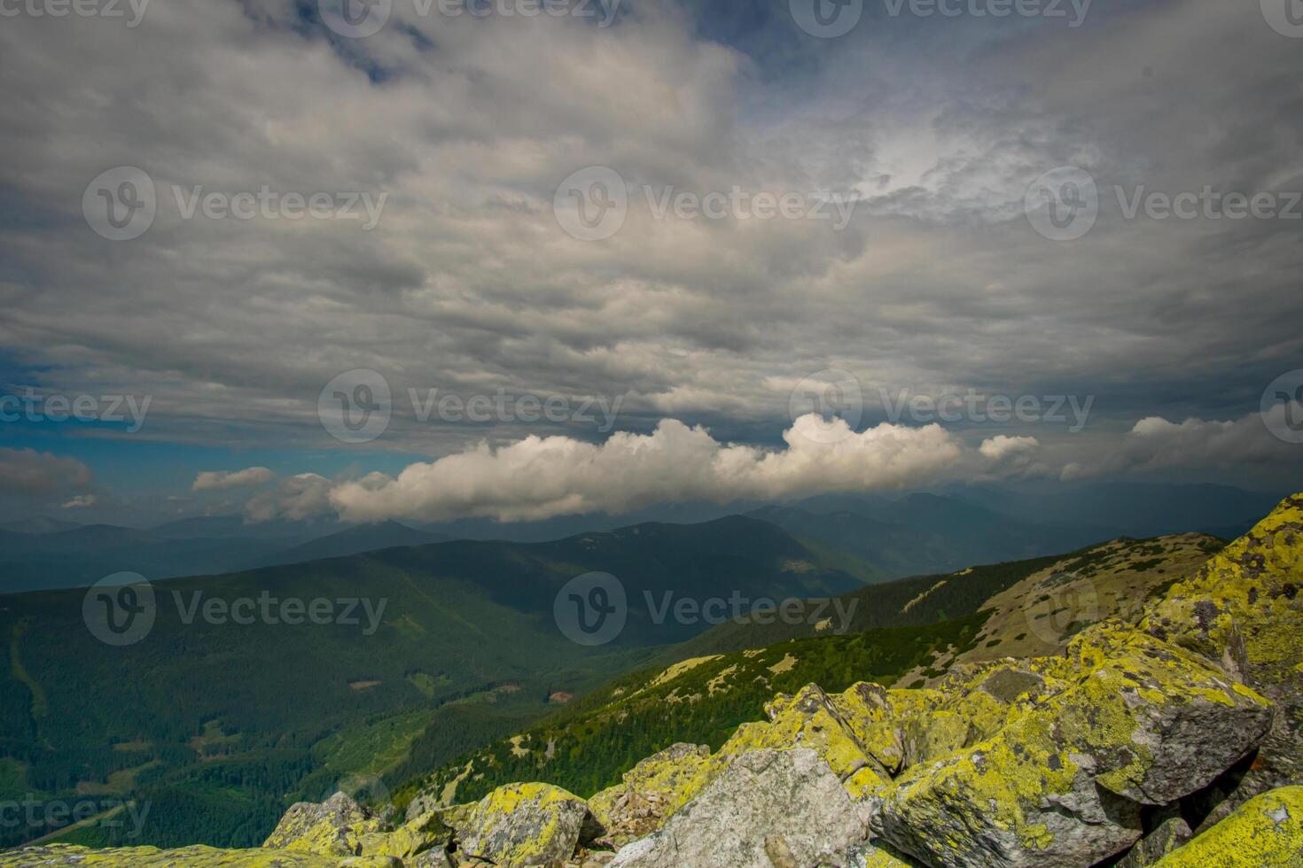 skön moln över bergen och rocks. se från de topp av de berg foto