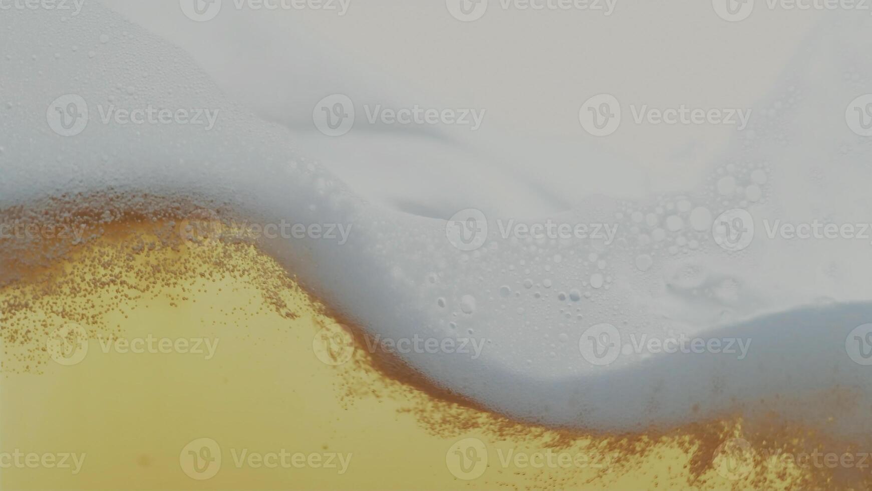 sida se bakgrund av uppfriskande cola smaksatt soda med bubblor isolerat på vit foto