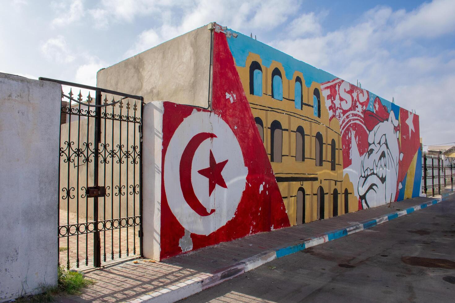 6.11.23 el jem, tunisien gata konst politisk graffiti på väggar i stad av el jem tunisien foto