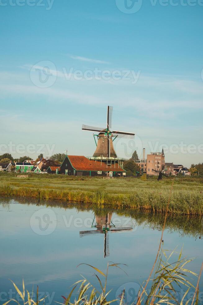 populär turist fläck zaanse schans är nära amsterdam i de väst av de nederländerna. historisk, realistisk väderkvarnar under soluppgång. hollands landmärke foto