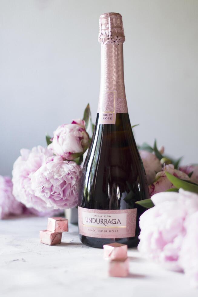 som, belgien 8 juni 2020, undurraga rosa torr champagne med pioner foto