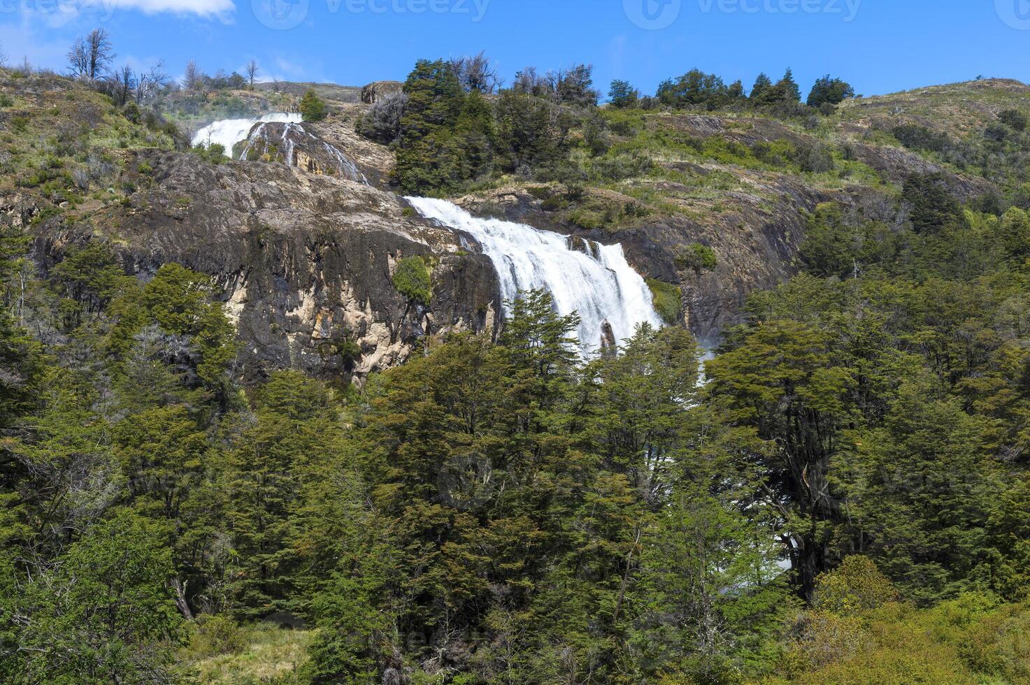 el maqui vattenfall, puerto guadal, pan-amerikansk motorväg, aysen område, patagonien, chile foto