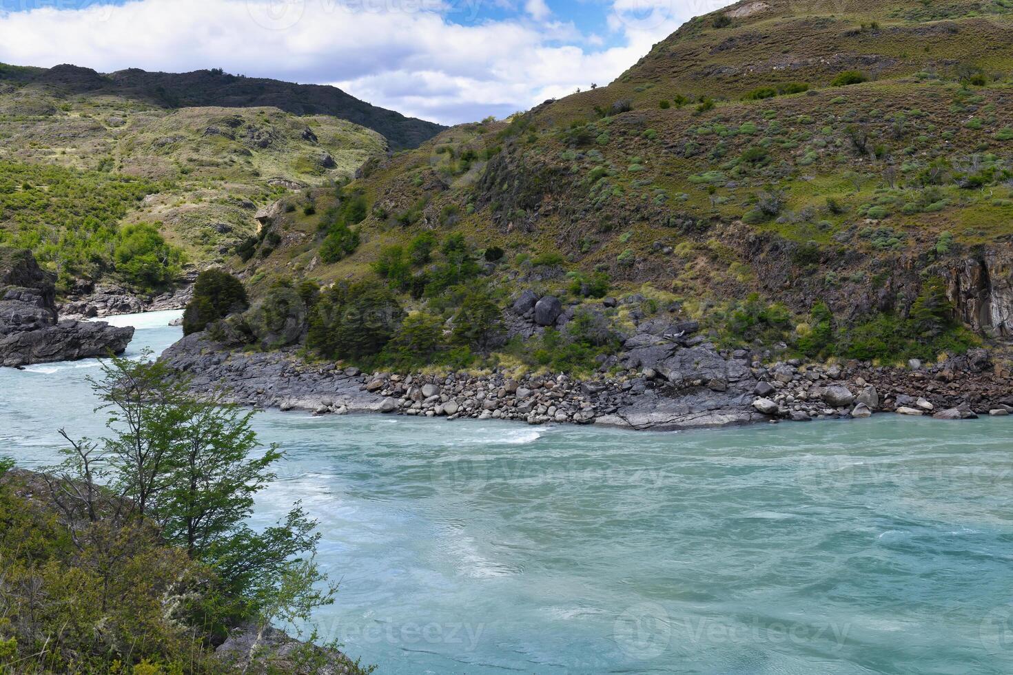 fors på de sammanflöde av blå bagare flod och grå neff flod, pan-amerikansk motorväg mellan cochrane och puerto guadal, aysen område, patagonien, chile foto