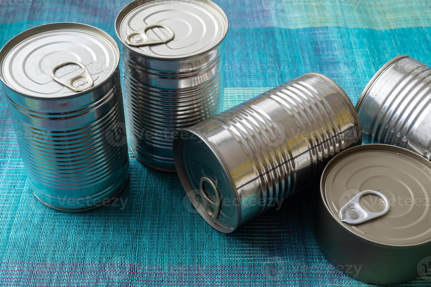 tenn burkar med mat. konserverad mat. närbild av en grupp av aluminium burkar. foto