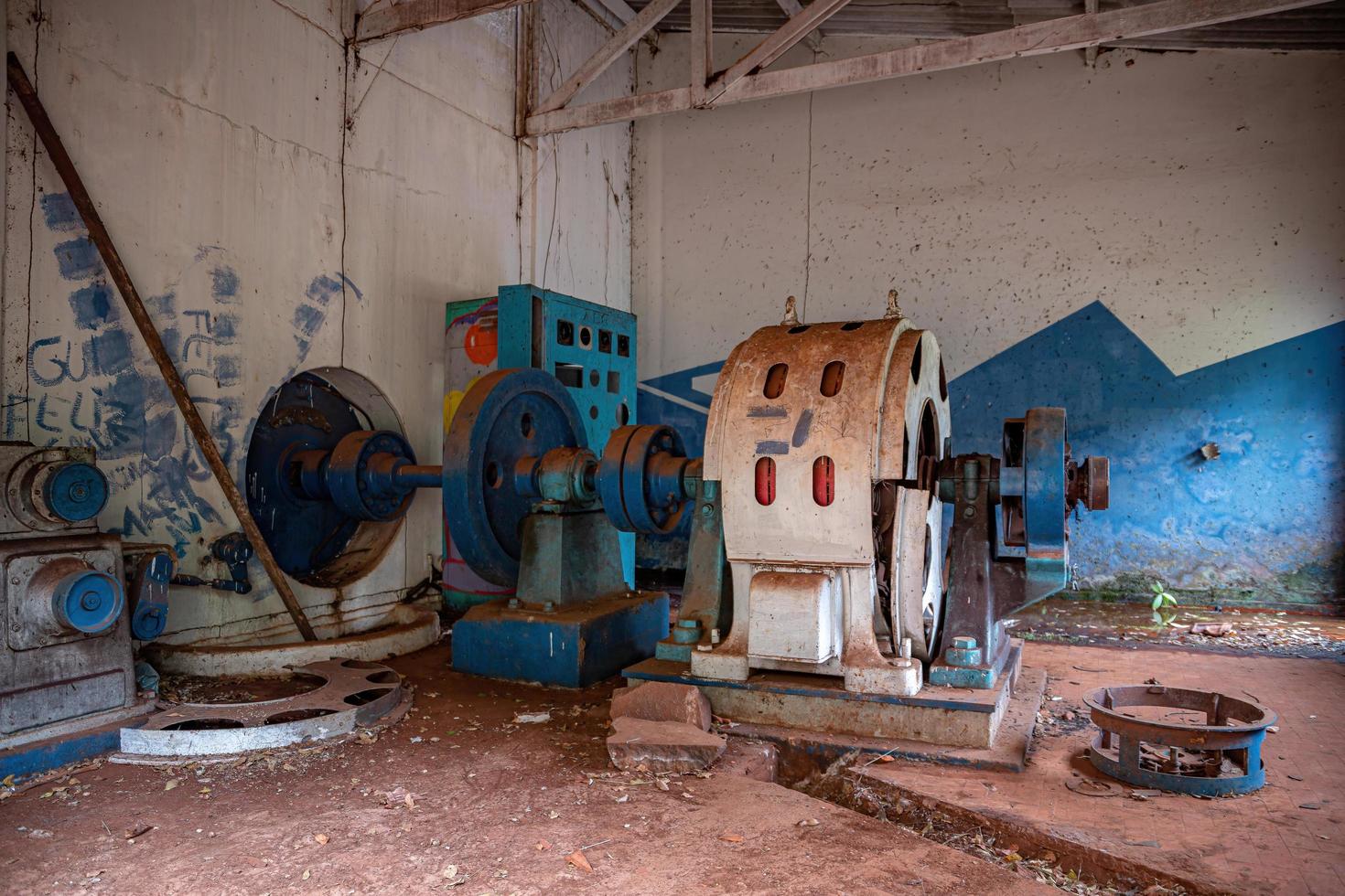 cassilandia, mato grosso do sul, brazil, 2021 -motorrum i en övergiven liten vattenkraftverk foto