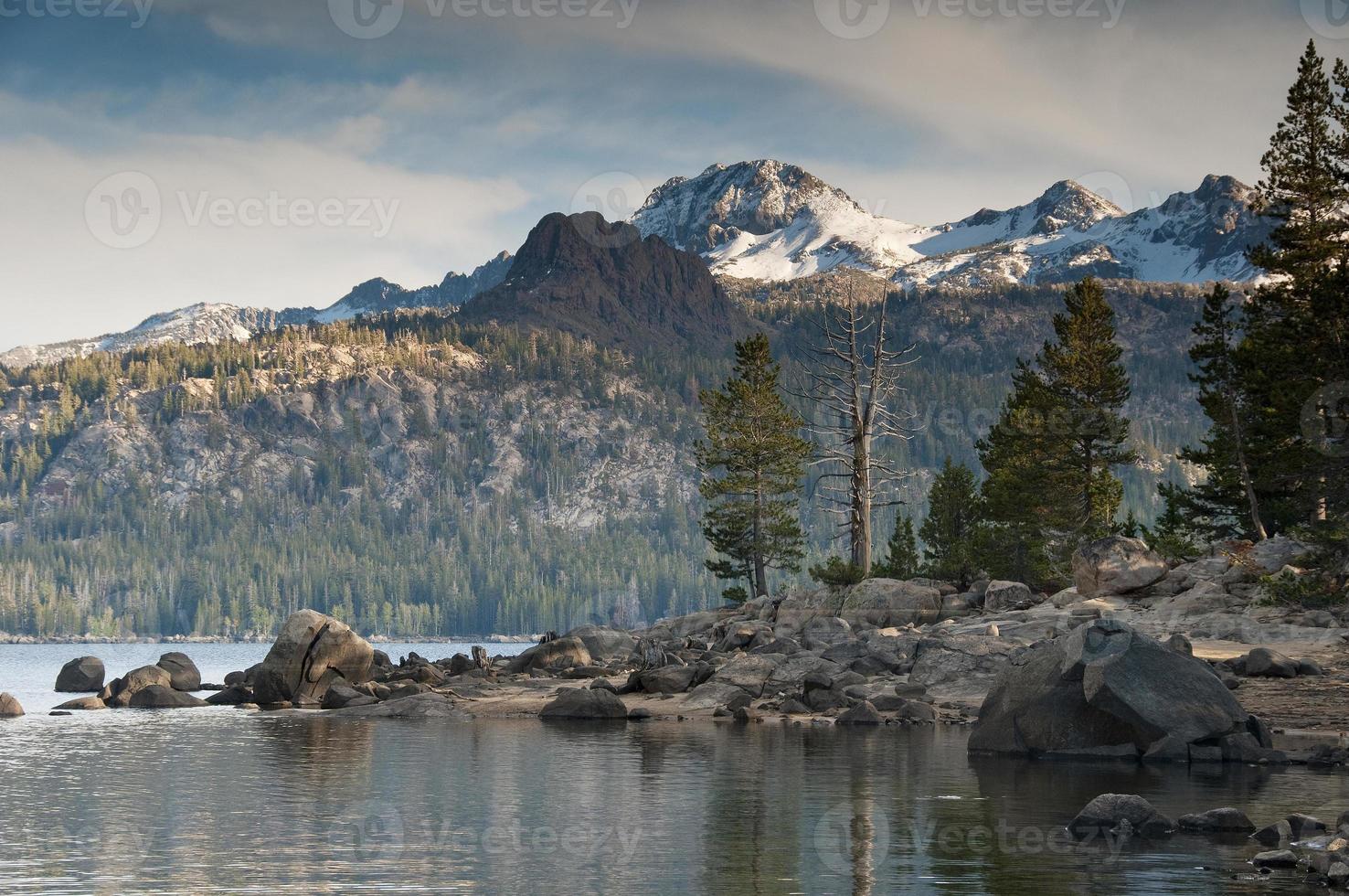 Caples Lake och Sierra Nevadas foto
