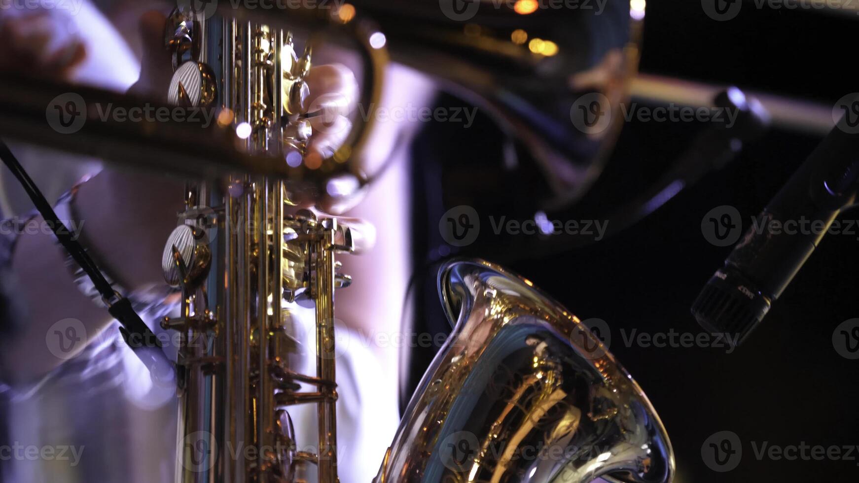 rör i de händer av musiker. musiker spelar vind instrument foto