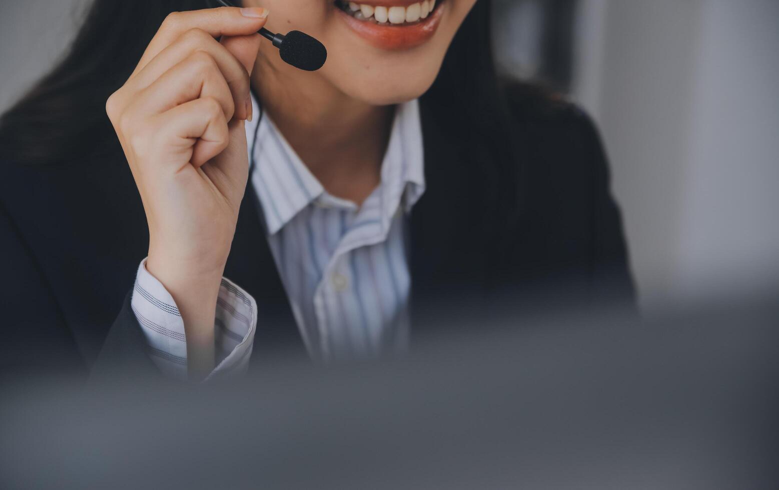 kommunikation Stöd, ring upp Centrum och kund service hjälp skrivbord. voIP headsetet på telefon tangentbord. foto