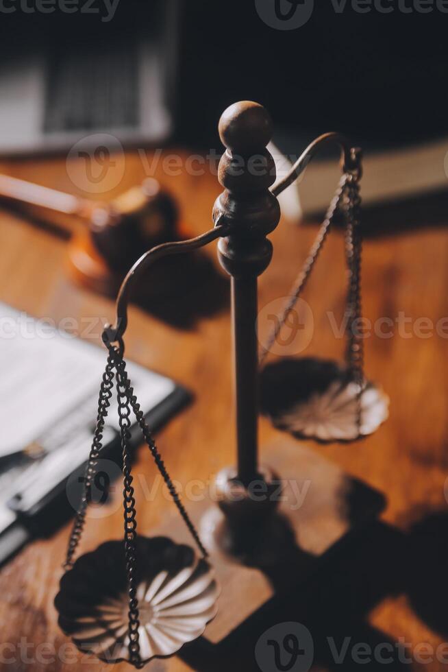 bild av domarens hammare, skalor lady av rättvisa, lag bok, bärbar dator dator och kontrakt dokument med penna begrepp av lag och rättvisa. foto