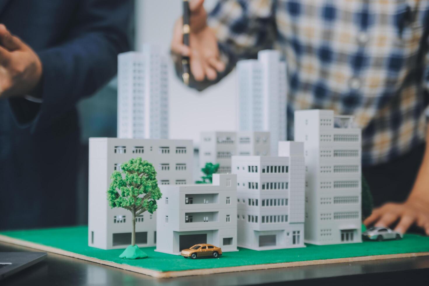 fastighetsmäklare levererar ett prov av ett modellhus till kunden, hypotekslåneavtal gör leasing och köp och sälj hus och kontrakt hemförsäkring hypotekslån koncept foto