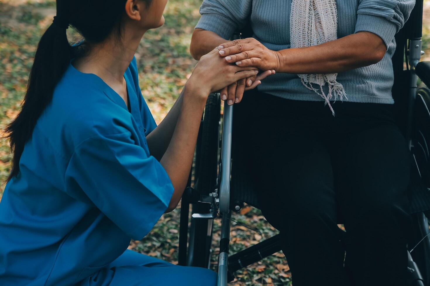 ung asiatisk vaktmästare med 60s Asien äldre kvinna hört och uppmuntra, ta en historia och rekommendera de rätt behandling till leva lyckligt i pensionering, innehav händer och uppmuntrande foto