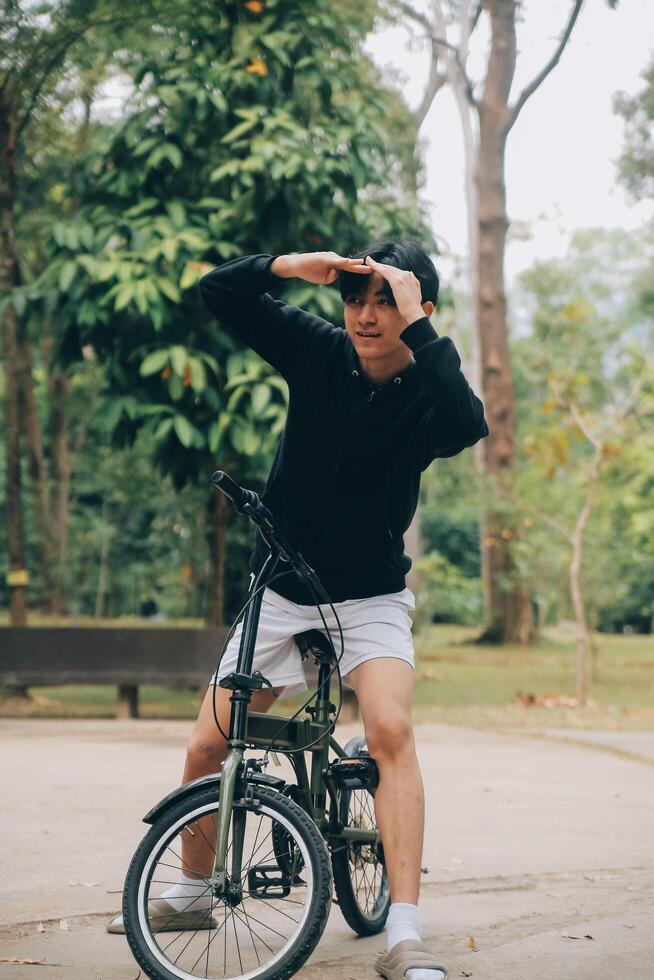 stilig Lycklig ung man med cykel på en stad gata, aktiva livsstil, människor begrepp foto