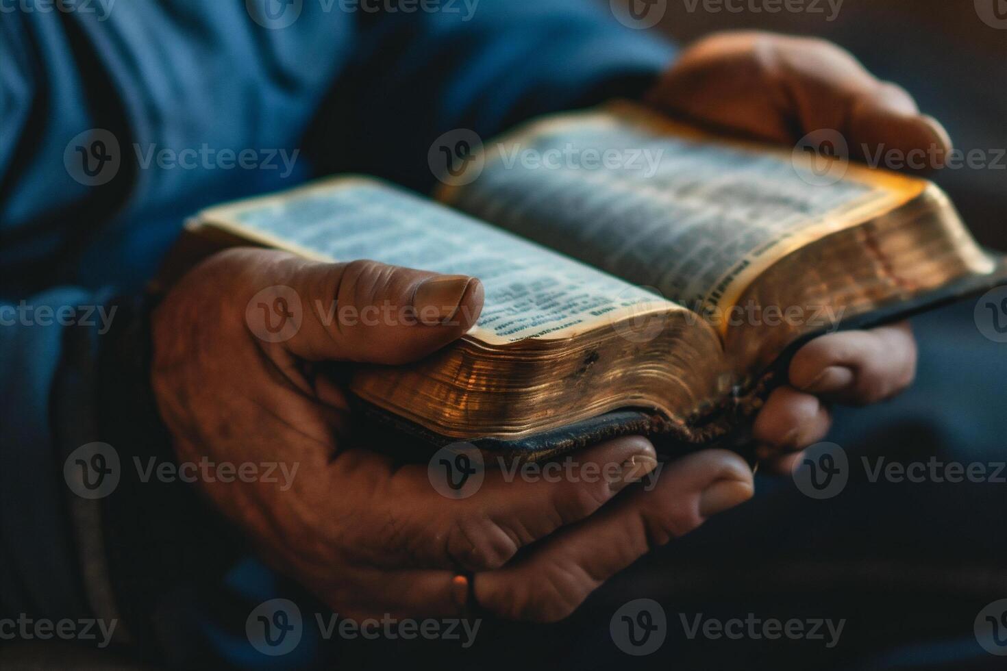 ai genererad närbild av de händer av en muslim man innehav en helig bibel foto