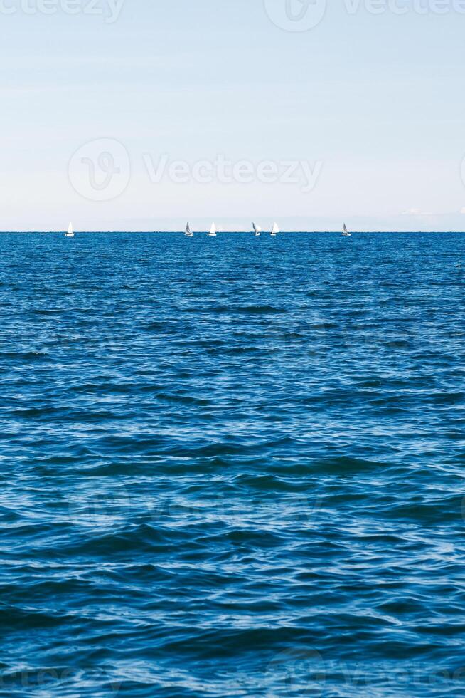 grupp av segling båtar på sjö foto