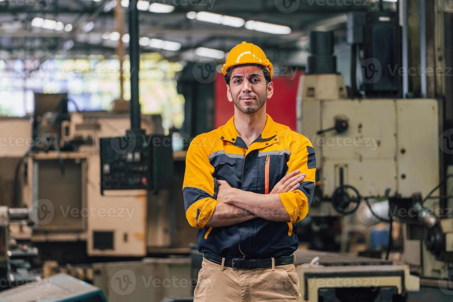 caucasian ingenjör använder sig av en bärbar dator i en fabrik. man arbetssätt i fabrik. foto