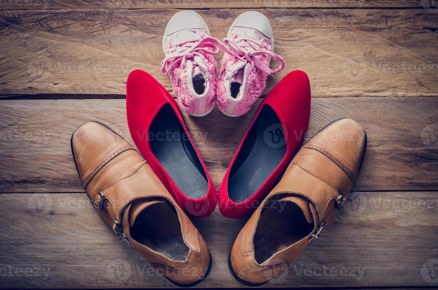 skor, tre par av pappa, mamma, dotter - de familj begrepp foto