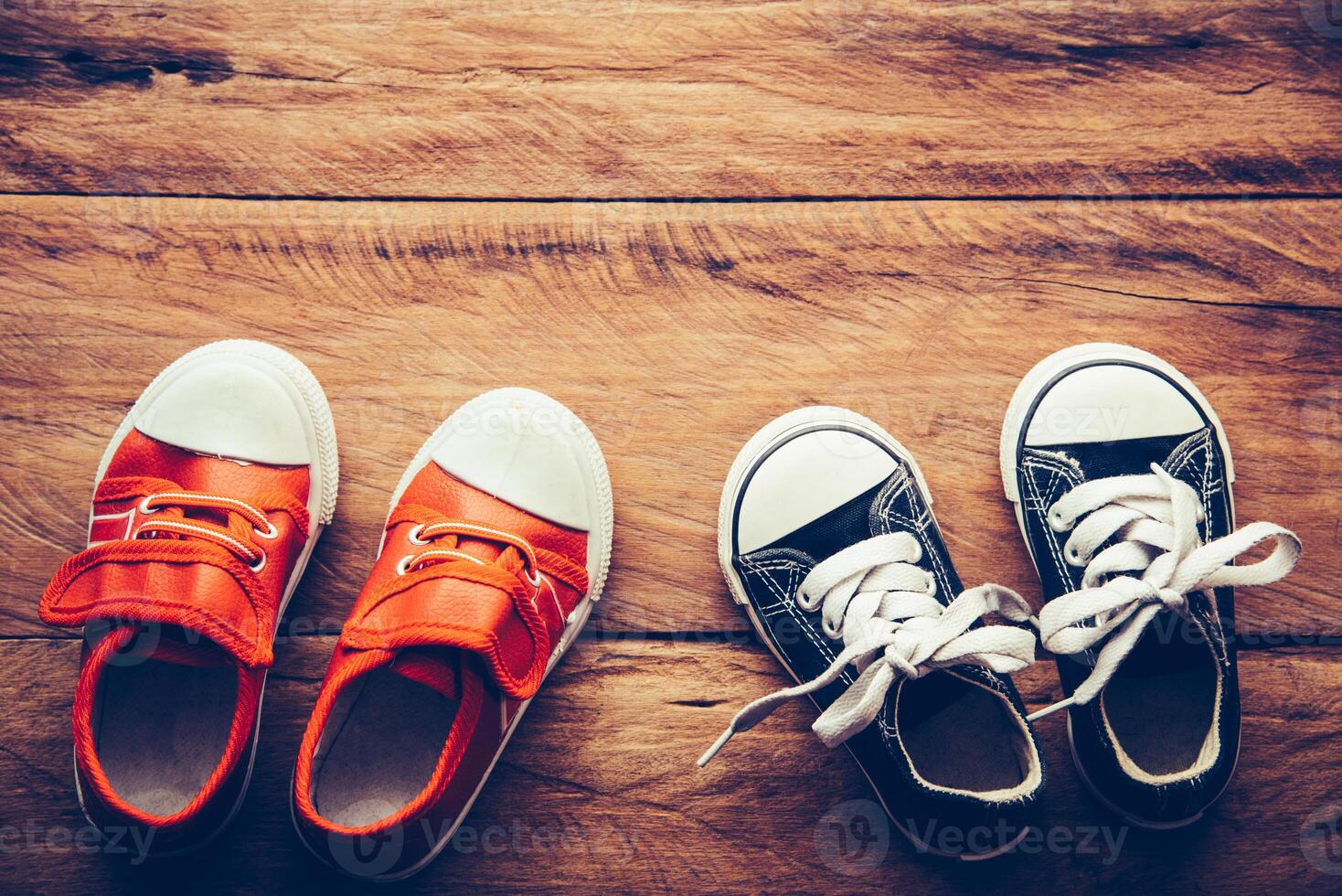 skor för barn på trä- golv - livsstil foto