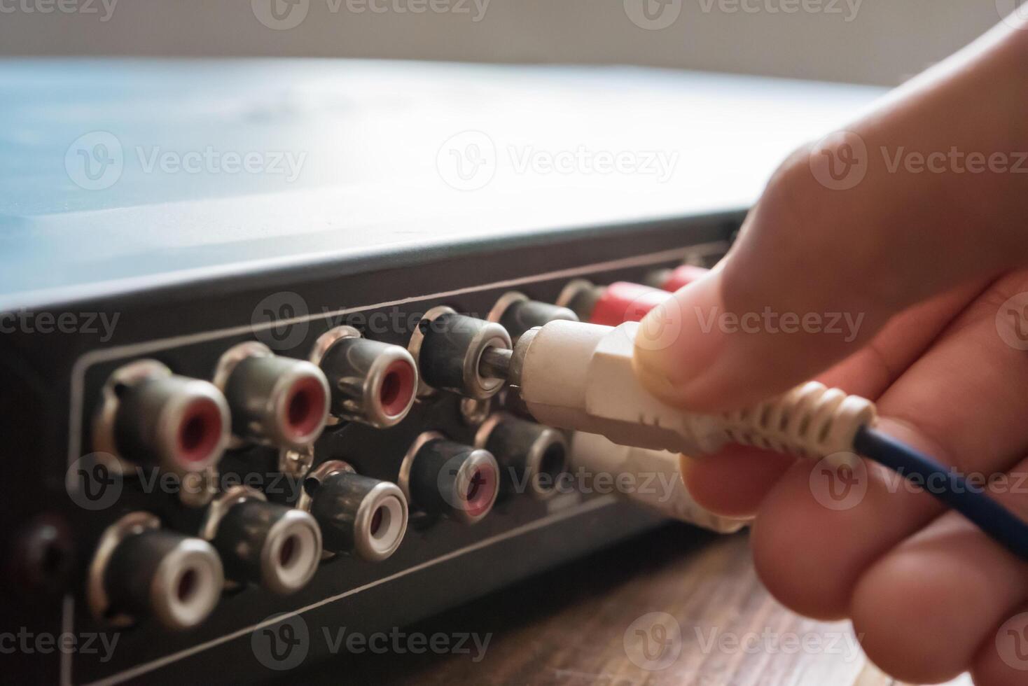 hand innehav AV kabel, ansluta till de fokus.ljud och video cinch kontakt foto