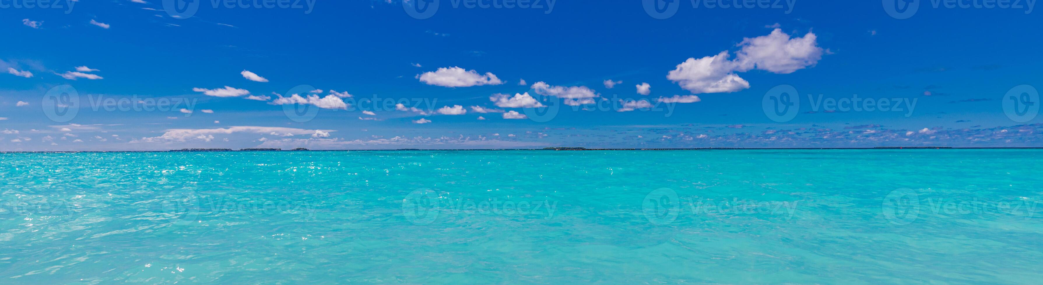 hav och himmel. perfekt blå hav vatten och blå himmel med vit fluffig moln, tropisk strand marinmålning och hav se. horisontell bakgrund av blå hav. panorama- se foto