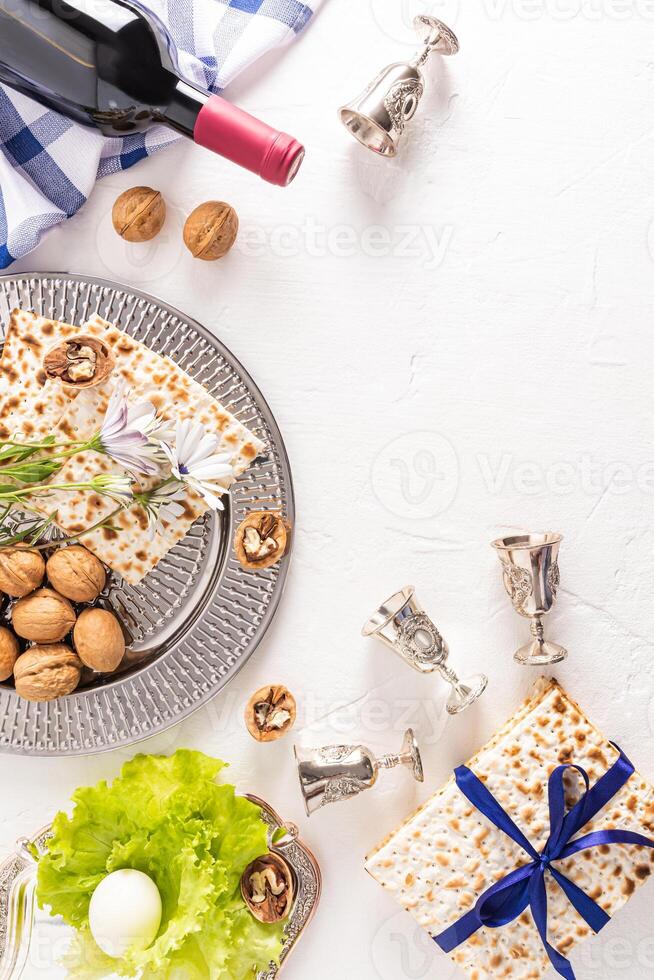 festlig vertikal bakgrund för jewish påsk Semester med traditionell mat och symboler. de begrepp av de påsk Semester. foto