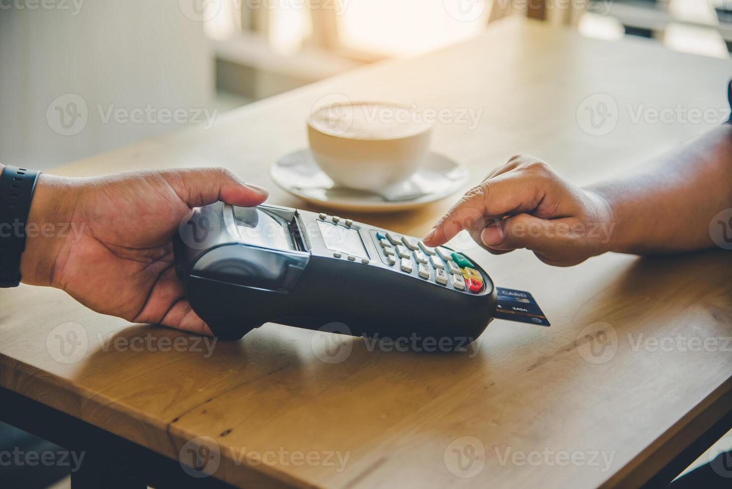 stänga upp av hand använder sig av kreditera kort till betala förbi sändning de kreditera kort till de personal på de kreditera kort slägga maskin. uppkopplad betalning foto