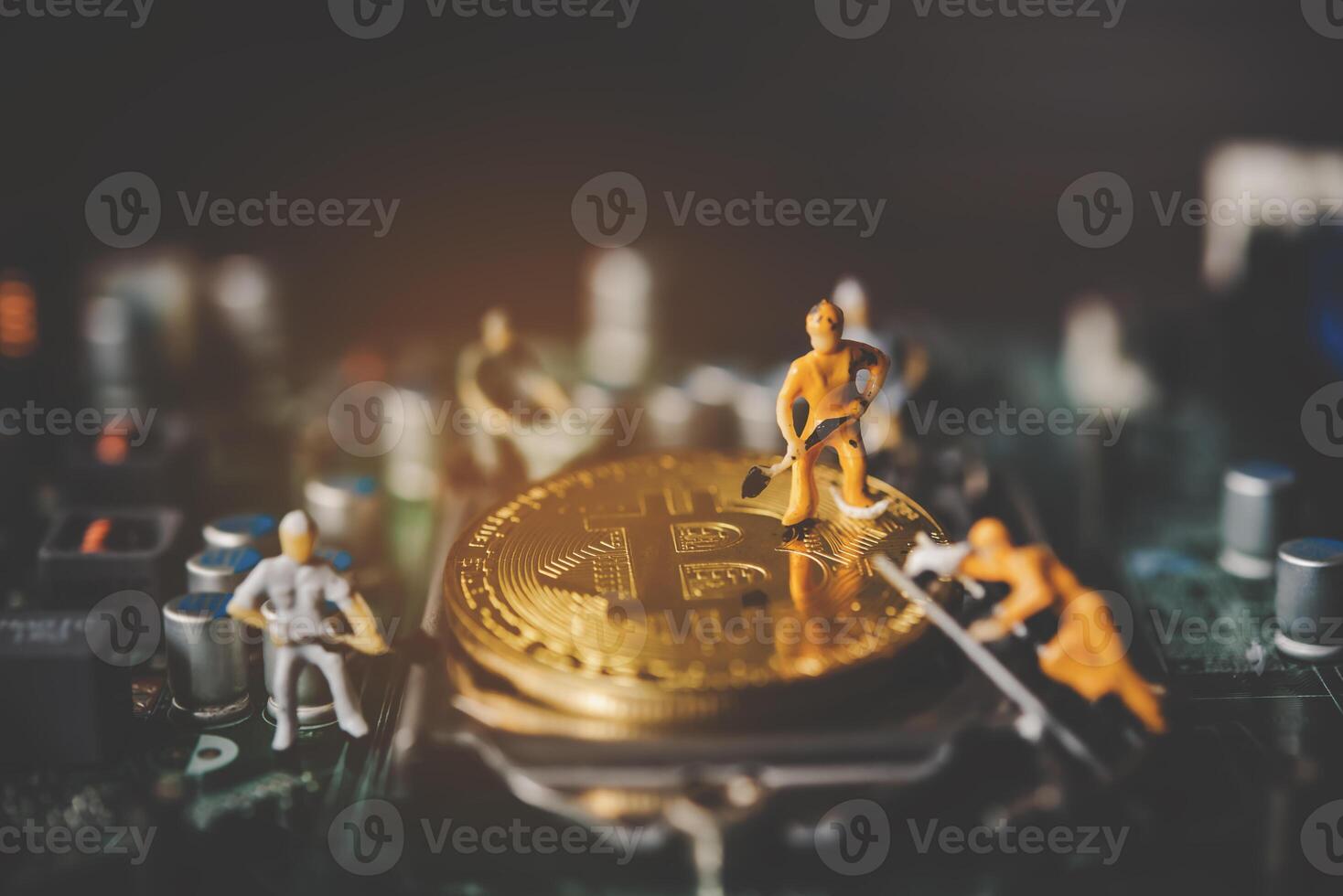 miniatyr- människor eller små figur arbetstagare på guld bitcoin. bit mynt kryptovaluta bank pengar digital bit mynt BTC valuta teknologi företag internet begrepp. foto