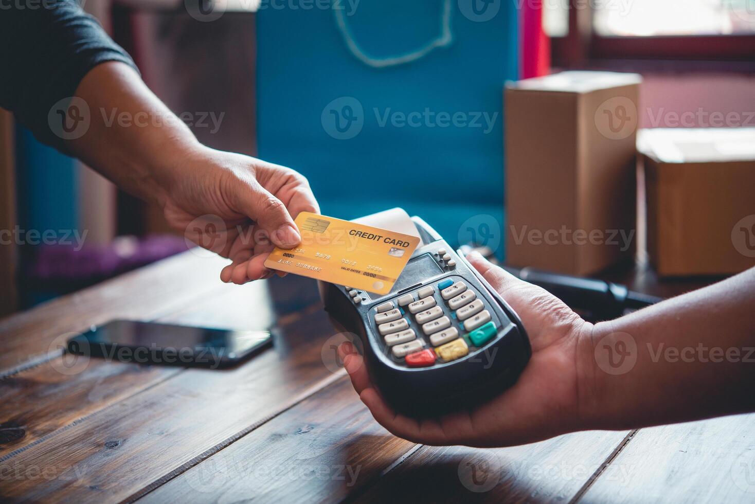 stänga upp av hand använder sig av kreditera kort till betala förbi sändning de kreditera kort till de personal på de kreditera kort slägga maskin. uppkopplad betalning foto