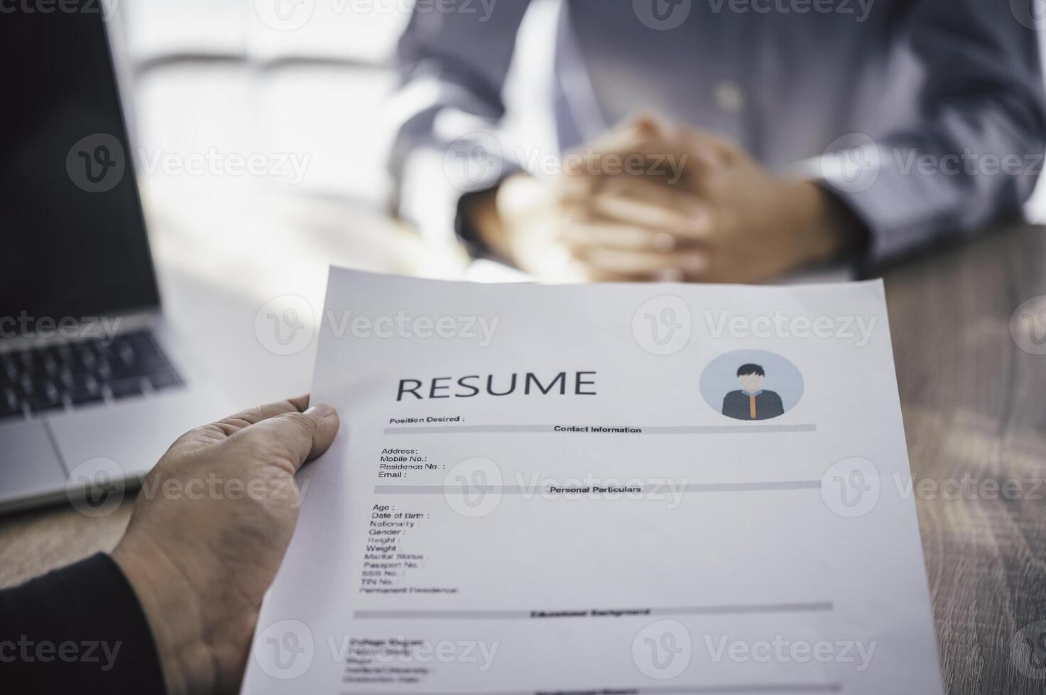 mänsklig resurs chef är förklara de jobb till de jobb sökare innan fyllning ut en återuppta på de Ansökan form till överväga accepterar för sysselsättning i de företag. foto