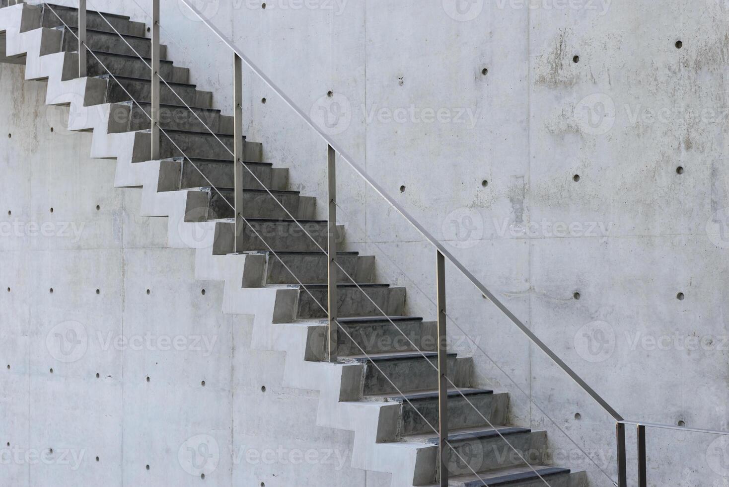 betong trappa med betong vägg ut av byggnad foto