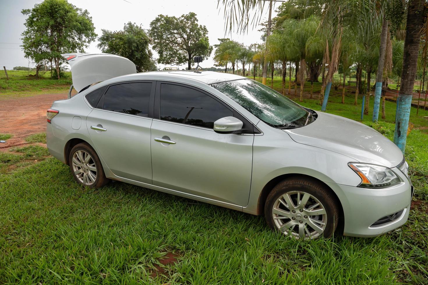 cassilandia, mato grosso do sul, Brasilien, 2020 -nissan sentra parked apore river jump foto