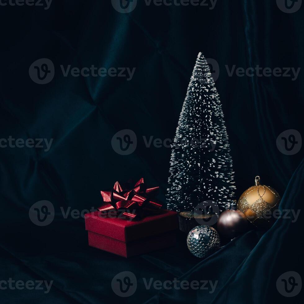 jul bakgrund, röd gåva låda och ornament. foto