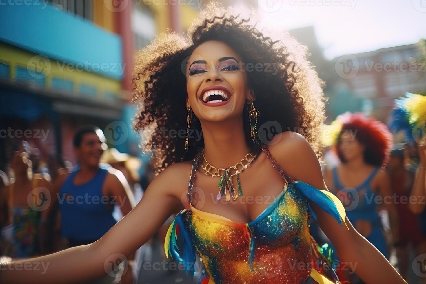 brasiliansk kvinna firar carnaval med skratt och dansa foto