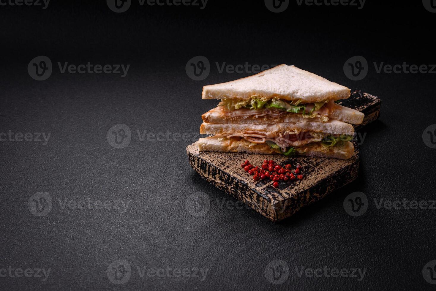 utsökt näringsrik smörgås med rostat bröd bröd, skinka, tomater, ost och sås foto