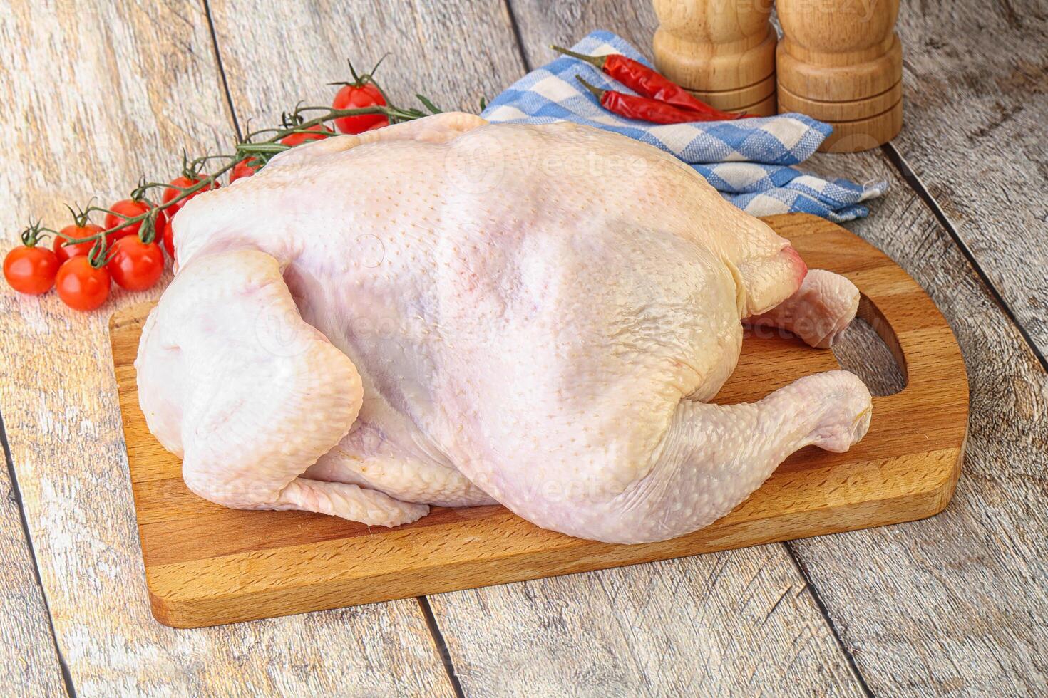 hela rå kyckling för matlagning foto