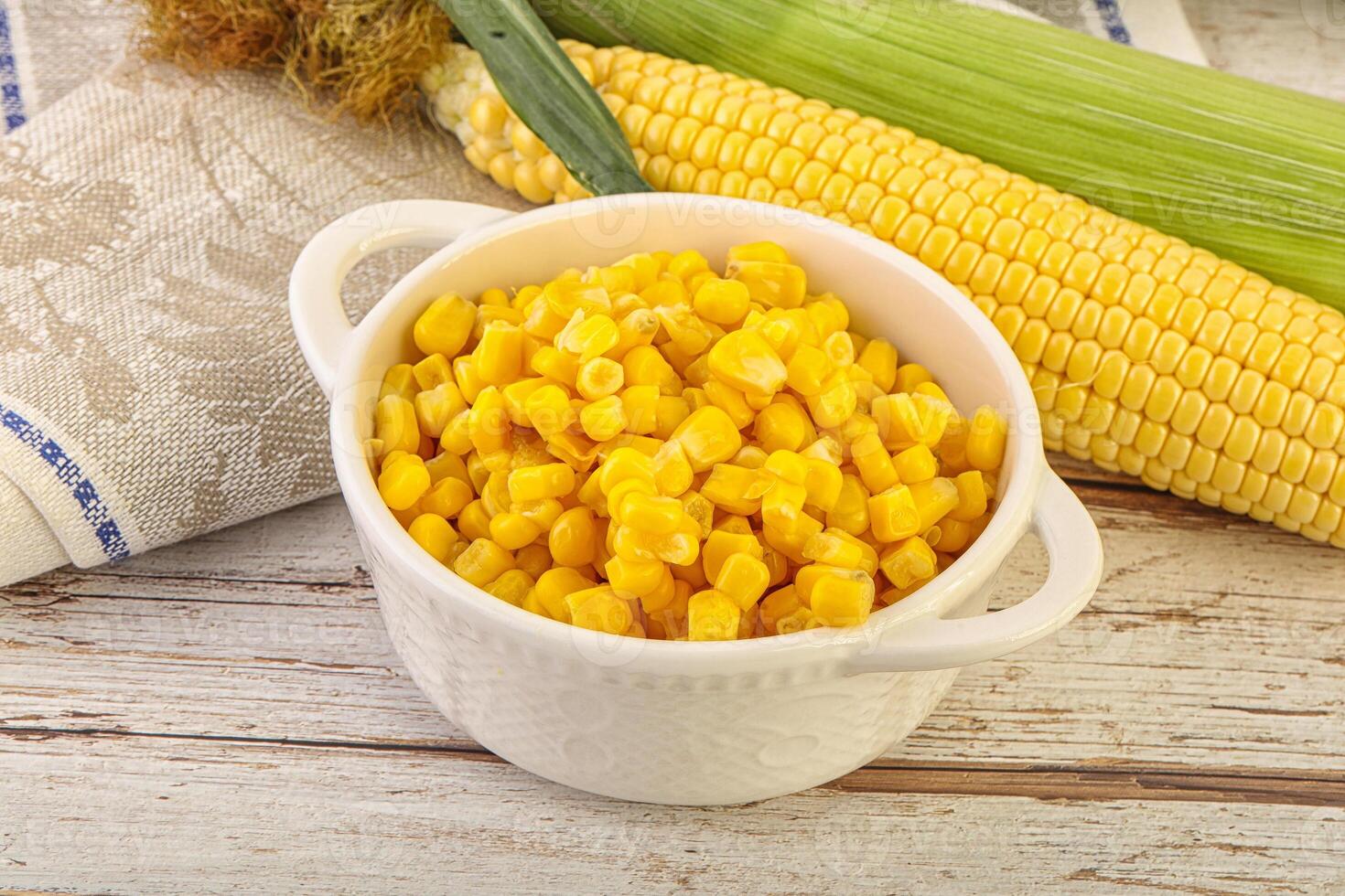 konserverad gul majs i de skål foto