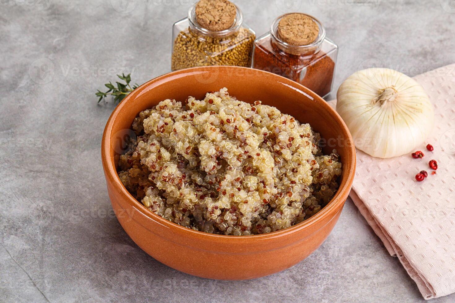 vegan kök - kokt quinoa flingor foto