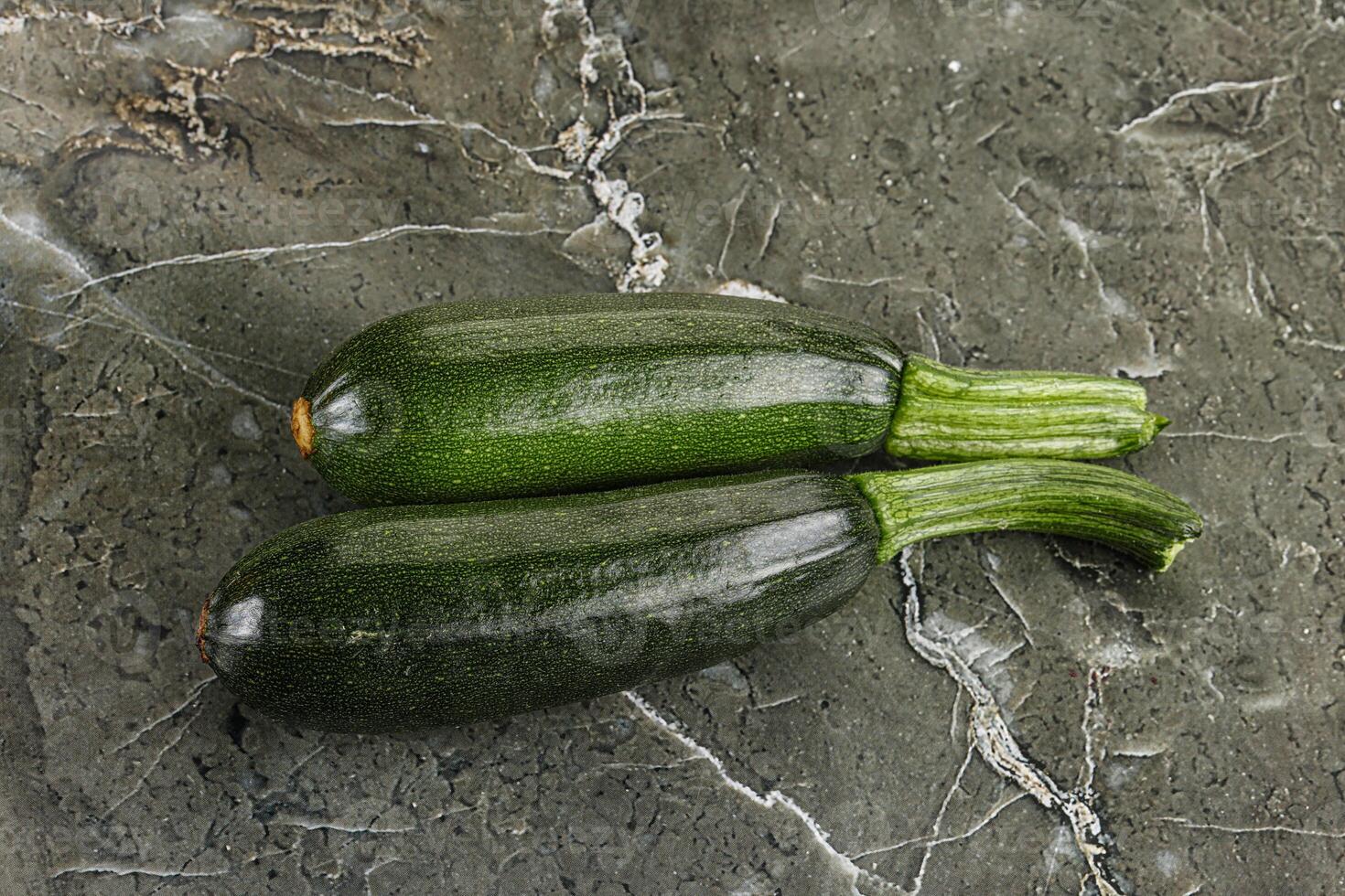 skivad rå ung grön zucchini foto