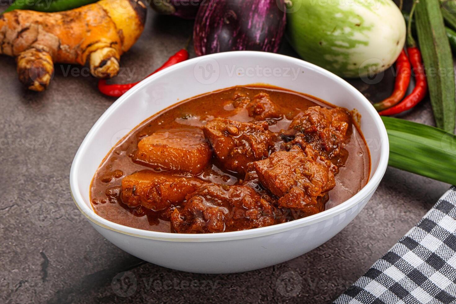 indisk kök - kryddad kyckling vindaloo foto